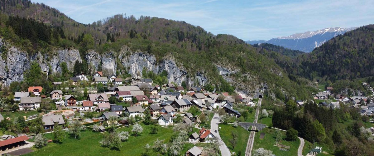 ZGORNJA VAS_dron_podroje_iglica_.jpg